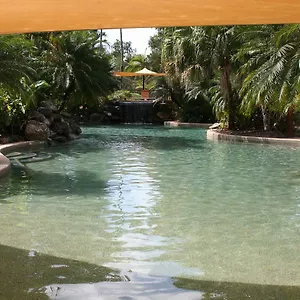 cairns-golf-course-apartment.queenslandhotels.net/